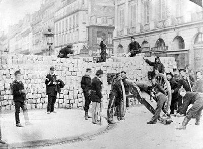 Barrikade und Soldaten auf dem Place Vendôme während der Belagerung von Paris, 1870 von French Photographer